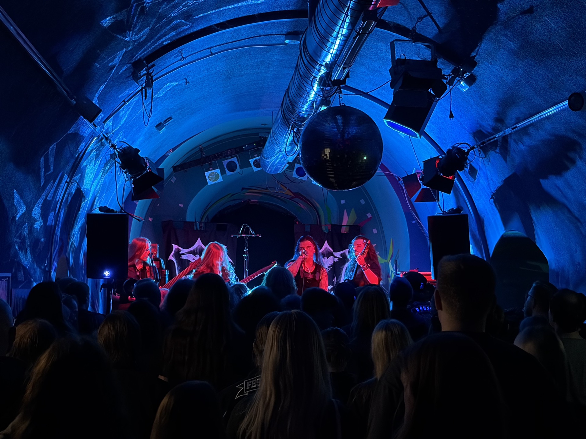 Konzert im Club mit Band und Lichtshow